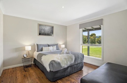 Marengo House | Private Retreat. Set on 1 acre. 5 min walk to the beach. Pet friendly!