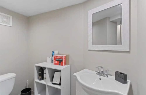 Greenfield Apartment | Entire rental unit in Milwaukee, Wisconsin