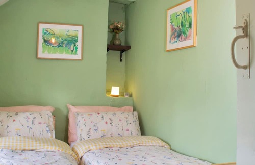 East Portlemouth House | Snowdrop cottage close to Dartmoor free parking child friendly!