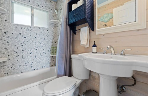 Carsonville House | 1 br cottage on lake w/hot tub