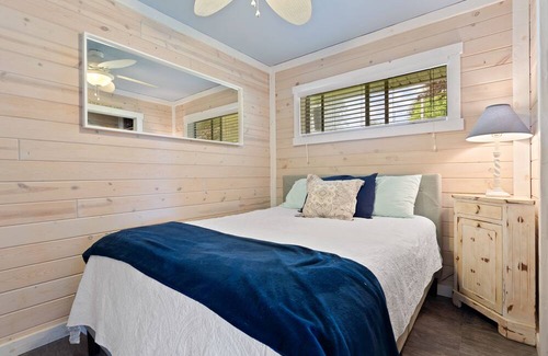 Carsonville House | 1 br cottage on lake w/hot tub