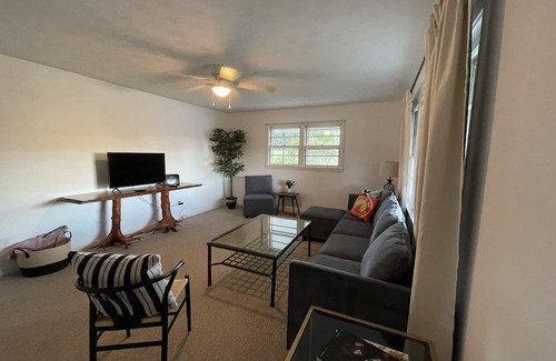 Columbus House | Charming 1950s Bungalow 8 min from Tryon International Equestrian Center