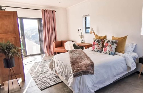 Stellenbosch House | Cape Winelands Mountain View Getaway