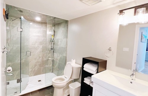 Halton Regional Municipality House | Cozy King Bed Entire Suite, middle of Niagara and Toronto, nature surrounded