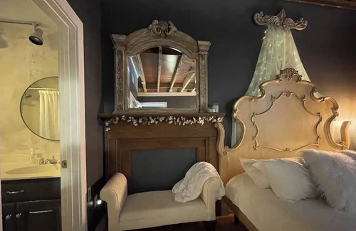 Abbeville House | The Uptown, 2 room king suite on historic square
