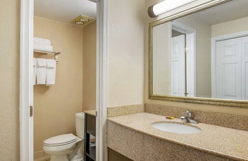 North Chesterfield House | Enjoy a Deluxe Stay - Spacious Rooms Close to Virginia Museum of Arts