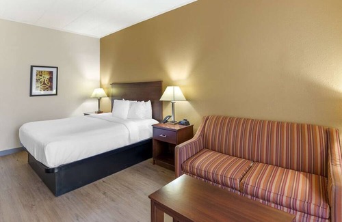 North Chesterfield House | Premier Stay Experience – Upgraded Beverages & Comfortable Beds
