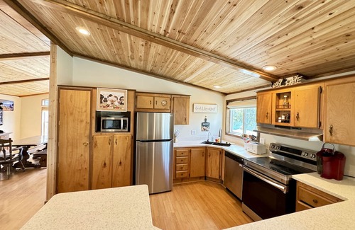 Sunland Estates Cabin | Cabin on the Cliff Near Gorge Amphitheater