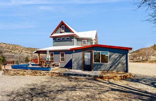 Naturita House | Mtn-view ground-floor aparthotel with patio, grill