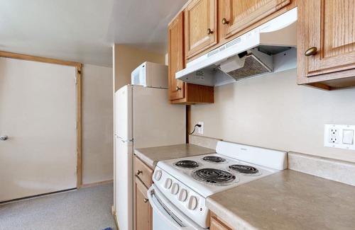 Naturita House | Mtn-view ground-floor aparthotel with patio, grill