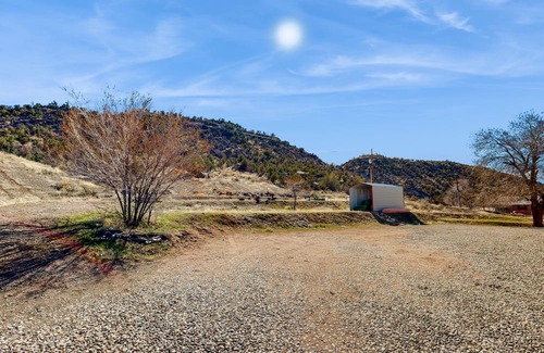 Naturita House | Mtn-view ground-floor aparthotel with patio, grill