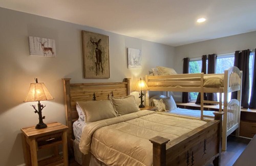 Stratton Mountain House | Gorgeous Stratton Mountain View PiperRidge condo: hot tub, grill, deck Sleeps 10