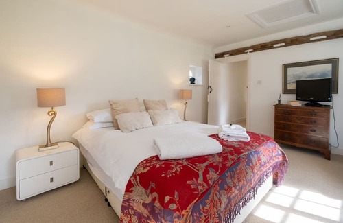 Ingatestone Cottage | Spilfeathers Cottage - sleeps 3 guests in 2 bedrooms