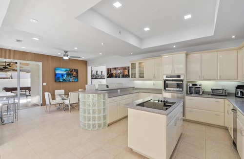 Tamiami House | Luxurious Mansion in Miami