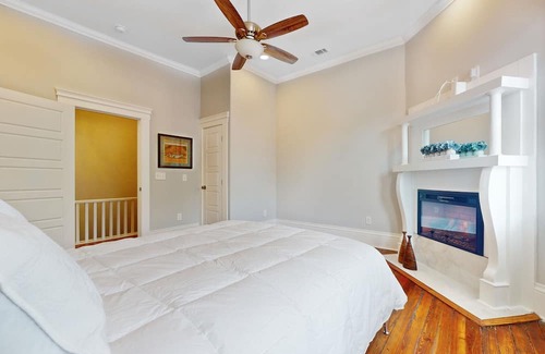 Metropolitan House | Dog-friendly, 2nd-floor duplex with beautiful interior & walkable location
