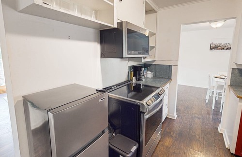 Shoreline House | Dog-friendly lake view getaway with a full kitchen, sunroom