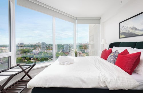 Midtown Toronto House | Luxury 2BR in Yorkville Downtown Toronto with City View