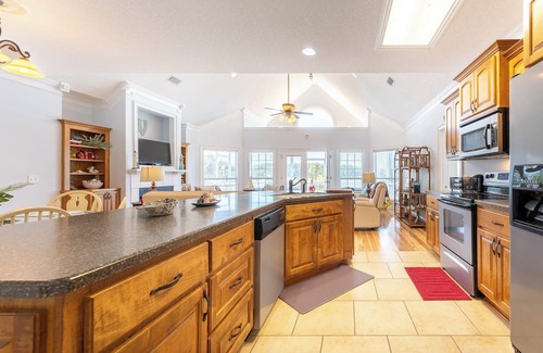 Meridian House | Deepwater Dock, Kayaks, Marsh Views, Sleeps 10!