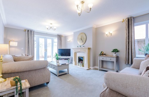 Blackburn House | Luxurious 6 bedroom (sleeps 12) house within Brockhall Village, Lancashire.