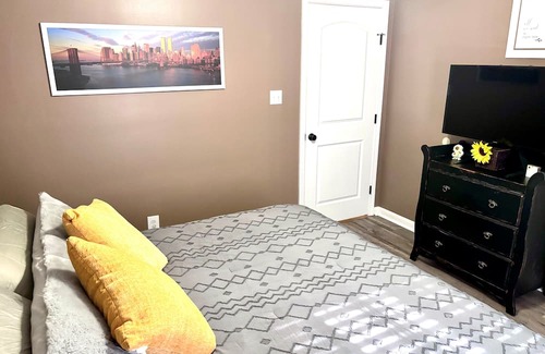 Milton House | Sunflower Suite Guesthouse w/Private Patio Hangout