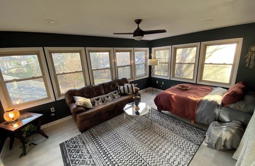 Deer Park House | "The Inn Field" Louisville, KY Home near KY EXPO, Waterfront & Bardstown Rd.,