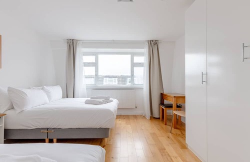 Custom House House | Spacious 4BD Home, near ExCel London!
