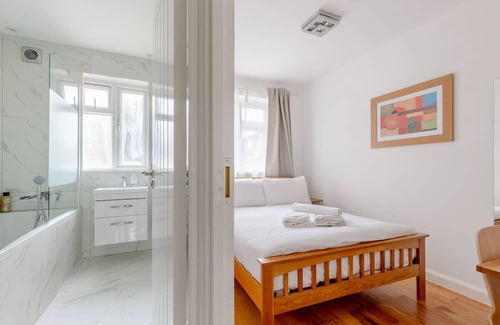 Custom House House | Spacious 4BD Home, near ExCel London!