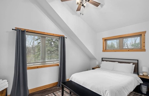 South Haven Cabin | Private Modern Cabin with Lake Access, Kayaks, Games, Firepit Dogs Welcome!