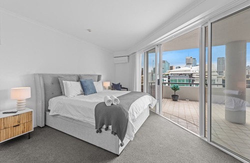 Kangaroo Point Apartment | Lavish 3-Bed with Wraparound Balcony and Pool