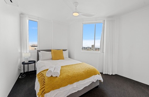 Kangaroo Point Apartment | Lavish 3-Bed with Wraparound Balcony and Pool