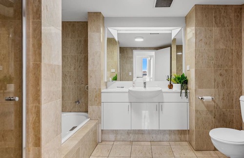 Kangaroo Point Apartment | Lavish 3-Bed with Wraparound Balcony and Pool