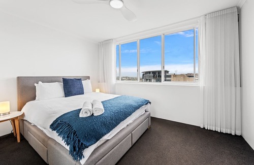 Kangaroo Point Apartment | Lavish 3-Bed with Wraparound Balcony and Pool