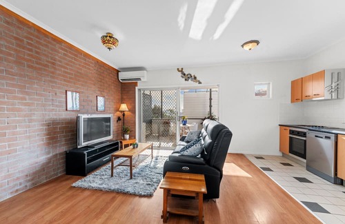 West End Apartment | Cosy West End 1-Bed with Parking