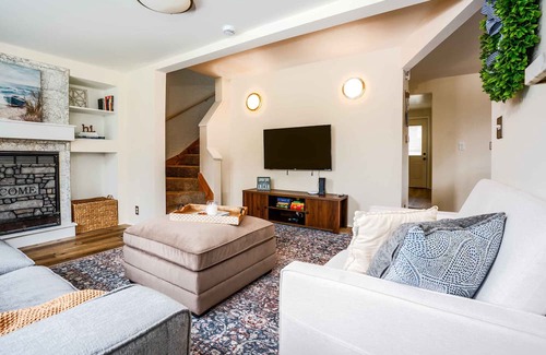 Como House | Crimson Cottage - 3BR & short walk to Lake Como!