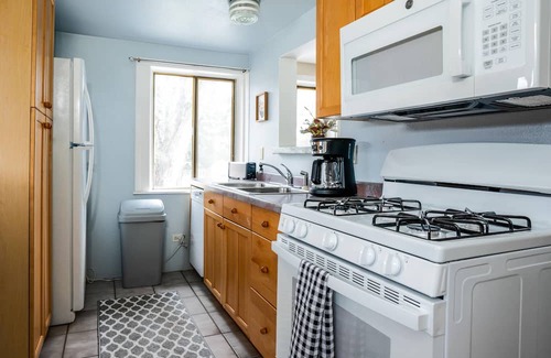 Como House | Crimson Cottage - 3BR & short walk to Lake Como!