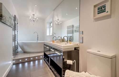 Christchurch House | Smart, Spacious & Private Holiday Bungalow in Christchurch Dorset Sleeps 8