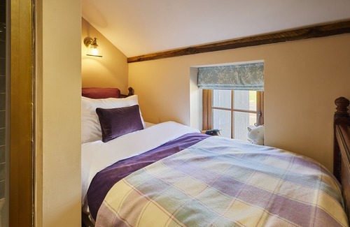 Llangadog House | Host & Stay | Gablebach