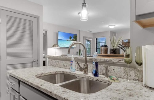 Sherwood Park Apartment | Modern 1 br/58’ tv/ fast wifi and