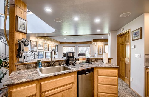 Cheney House | Vast countryside house with wide-ranging views, double deck, bar, & fireplaces