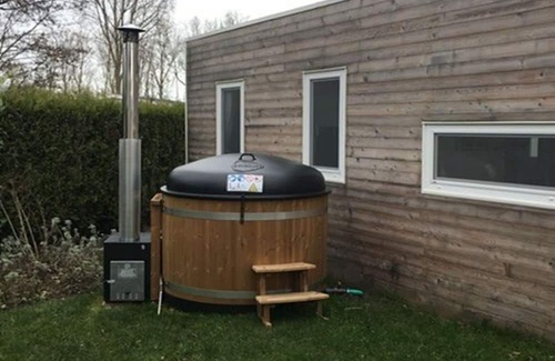Dordtse Biesbosch House | Tiny Cottage Hottub 2+2 by Interhome