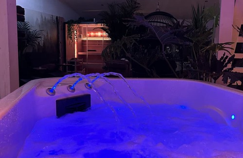Ahlen Apartment | Luxuriöse Wellness Suite mit Whirlpool und Sauna