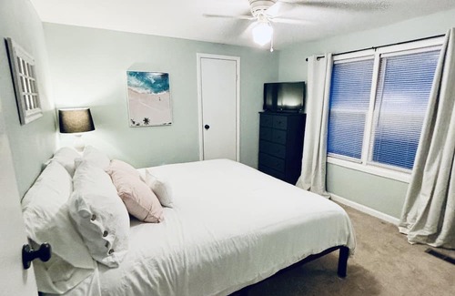 Livingston House | Harley’s Hideaway @ Lake Anna - Includes dock and slip