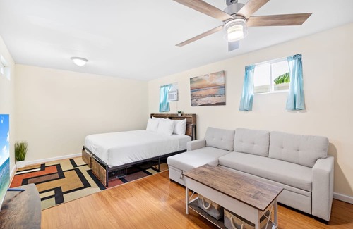 McCully - Moiliili House | Charming Studio Retreat in Hawaii - Perfect for Solo Travelers or Couples