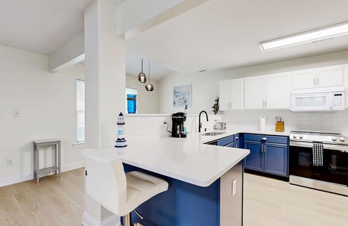 Keys Of Marsh Harbor House | Keys of Marsh Harbor townhome with pool/tennis access, private patio & fireplace