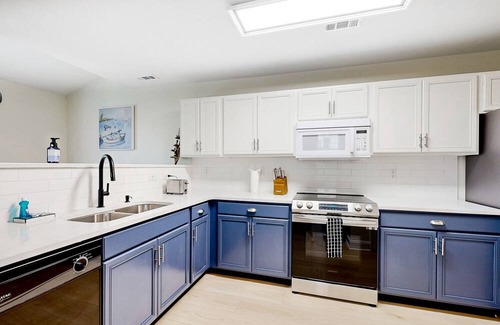 Keys Of Marsh Harbor House | Keys of Marsh Harbor townhome with pool/tennis access, private patio & fireplace