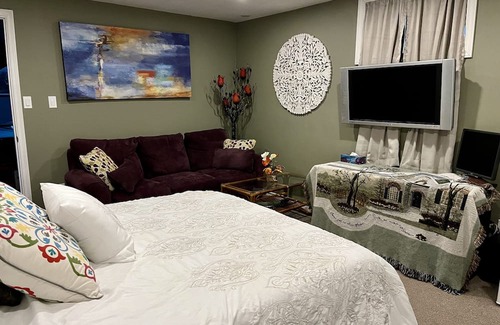 Bracebridge Bed & Breakfast | Private (One Room) Basement Bliss in Shared Home