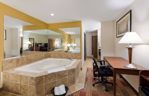 Hebron House | Tranquil Retreat with Hot Tub and Pet-Friendly Rooms, Near Newark Earthworks