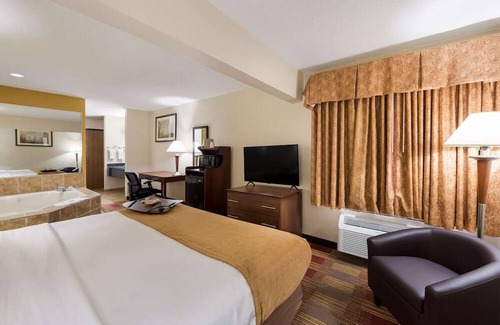 Hebron House | Pet-Friendly Accommodation with Convenient Location near National Trail Raceway