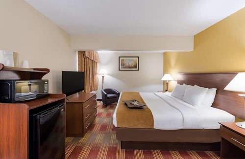 Hebron House | Pet-Friendly Accommodation with Convenient Location near National Trail Raceway