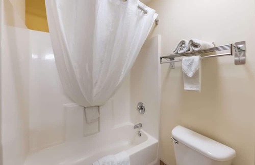 Hebron House | Convenient Business Hotel with Meeting Space, Heated Pool and Free Breakfast